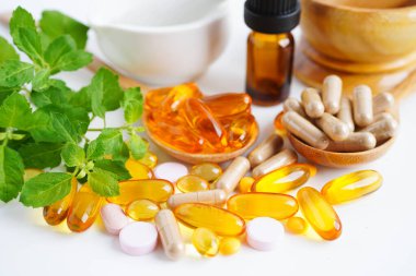 Alternatif ilaç bitkisel organik kapsül E omega 3 vitamini balık yağı, mineral, bitki yapraklı ilaç sağlıklı yaşam için doğal destek.