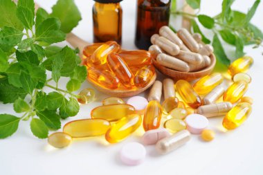 Alternatif ilaç bitkisel organik kapsül E omega 3 vitamini balık yağı, mineral, bitki yapraklı ilaç sağlıklı yaşam için doğal destek.
