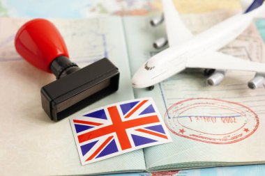 Birleşik Krallık İngiltere Visa bayrağı ve seyahat uçağı ile pasaport.