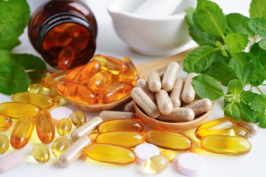 Alternatif ilaç bitkisel organik kapsül E omega 3 vitamini balık yağı, mineral, bitki yapraklı ilaç sağlıklı yaşam için doğal destek.