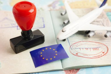 Seyahat için pasaportlu AB bayrağı.