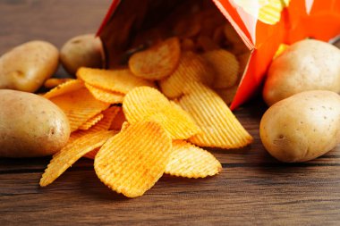 Patates cipsi, leziz BBQ baharatlı Crips, ince dilimlenmiş kızarmış abur cubur fast food.