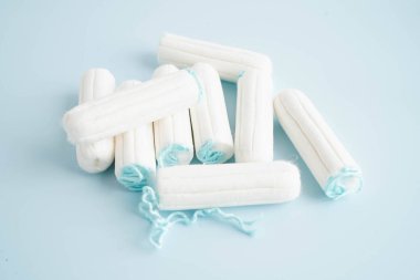 Kadınların hijyen dönemi korunması için pamuk tamponlar..