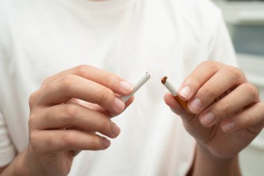 Sigarayı bırak, Asyalı genç adam kırıyor sigarayı yok et.