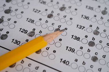 Seçim ve eğitim kavramını seçmek için kalem çizimi ile cevap sayfaları doldur.