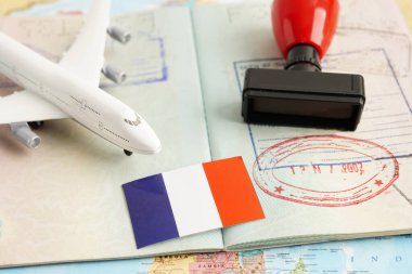 Fransa bayrağı ve pasaportlu seyahat için uçak.