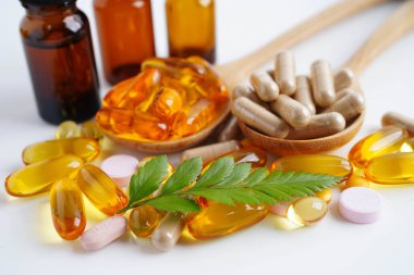 Alternatif ilaç bitkisel organik kapsül E omega 3 vitamini balık yağı, mineral, bitki yapraklı ilaç sağlıklı yaşam için doğal destek.