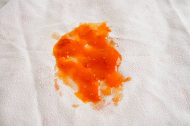 Kirli domates sosu lekesi ya da çamaşır tozu ile yıkamak için ketçap, ev işi..