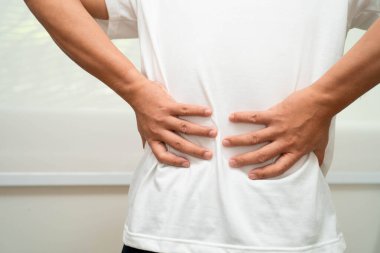 Asyalı adam sırt ağrısı kas, omurga ve kemik kazadan dolayı..
