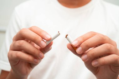 Sigarayı bırak, Asyalı genç adam kırıyor sigarayı yok et.