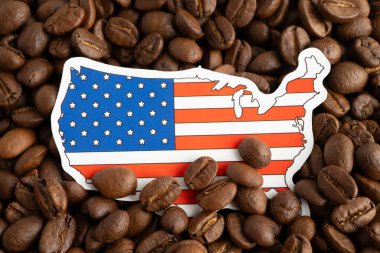 Amerikan bayrağı kahve çekirdekleri üzerinde, İnternet üzerinden gıda ihracatı veya ithalatı için alışveriş.