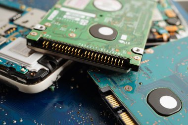 Not defteri, elektronik, bilgisayar donanımı ve teknolojisinin devre ana paneli onarılıyor ve güncelleniyor.