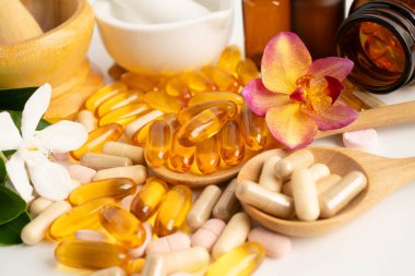 Alternatif ilaç bitkisel organik kapsül E omega 3 vitamini balık yağı, mineral, bitki yapraklı ilaç sağlıklı yaşam için doğal destek.