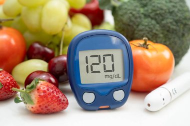 Şekerin şeker seviyesini kontrol etmek için sebze ve meyve içeren glikoz ölçer..