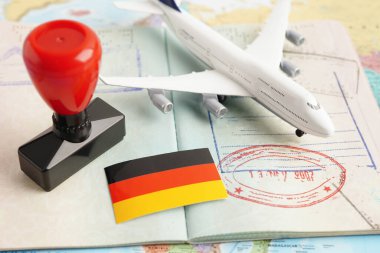 Alman bayrağı ve pasaportu uçakla seyahat için..