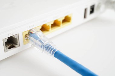 İnternet servis sağlayıcısına bağlı ethernet kablosu.