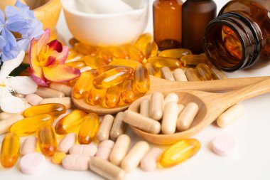 Alternatif ilaç bitkisel organik kapsül E omega 3 vitamini balık yağı, mineral, bitki yapraklı ilaç sağlıklı yaşam için doğal destek.