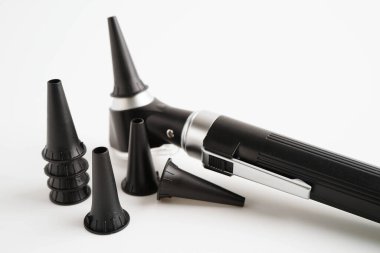 Otoskop otolarolog ya da ENT doktoru için beyaz arka planda izole edilmiş. Yaşlı hasta kulağı, işitme kaybı sorunu.