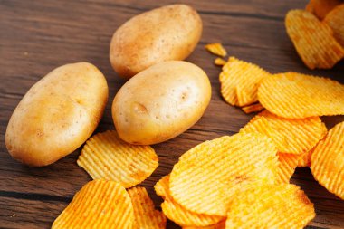 Patates cipsi, leziz BBQ baharatlı Crips, ince dilimlenmiş kızarmış abur cubur fast food.