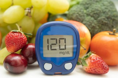 Şekerin şeker seviyesini kontrol etmek için sebze ve meyve içeren glikoz ölçer..
