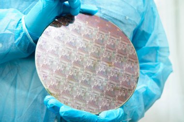 Tümleşik devre yarı iletken üretimi için silikon gofret.