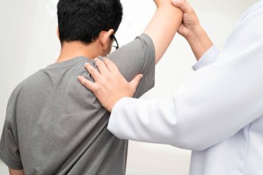 Fizik tedavi, Asyalı terapist tedavisi. Genç adam hastanede acı çekiyor..