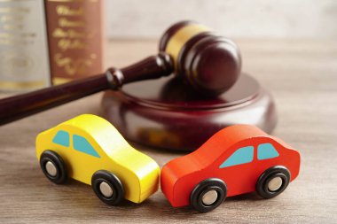 Araba kazası davası ve sigorta, araba modelli yargıç çekici..