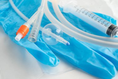 Foley kateteri ve idrar boşaltma torbası sakatlık için idrar topluyor.