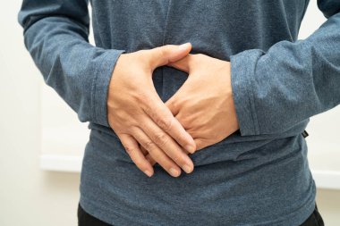 Fıtık, Asyalı erkek mide ağrısı, karın ağrısı ve üroloji sorunu.