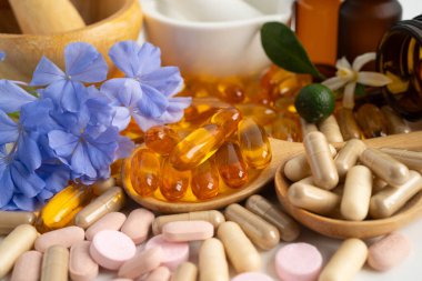 Alternatif ilaç bitkisel organik kapsül E omega 3 vitamini balık yağı, mineral, bitki yapraklı ilaç sağlıklı yaşam için doğal destek.