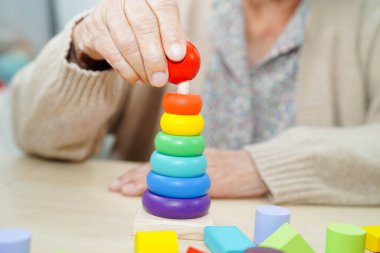 Asyalı yaşlı kadın oyun oynuyor.