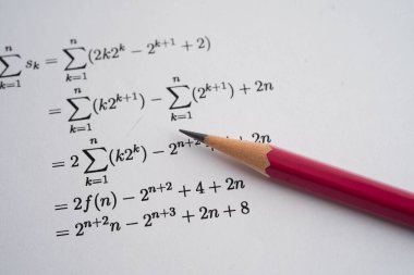 Eğitim okulunda matematik formülü sınav kağıdı üzerine kalem..