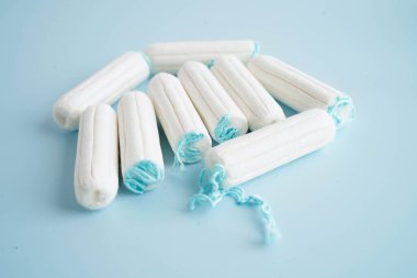 Kadınların hijyen dönemi korunması için pamuk tamponlar..