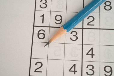 Sudoku bulmacası, yaşlı hastada Alzheimer hastalığının gelişmesi için beyni genç tutmak adına oynanacak bir oyun..