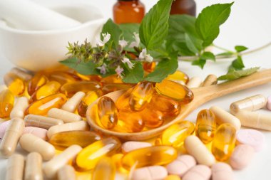 Alternatif ilaç bitkisel organik kapsül E omega 3 vitamini balık yağı, mineral, bitki yapraklı ilaç sağlıklı yaşam için doğal destek.