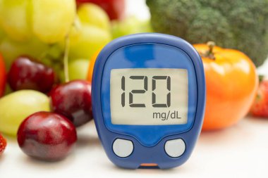 Şekerin şeker seviyesini kontrol etmek için sebze ve meyve içeren glikoz ölçer..