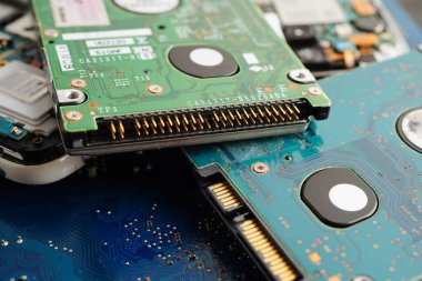 Not defteri, elektronik, bilgisayar donanımı ve teknolojisinin devre ana paneli onarılıyor ve güncelleniyor.