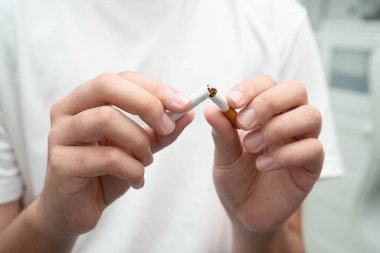 Sigarayı bırak, Asyalı genç adam kırıyor sigarayı yok et.