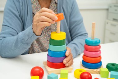 Asyalı yaşlı bir kadın, geliştirme oyunu oynuyor..