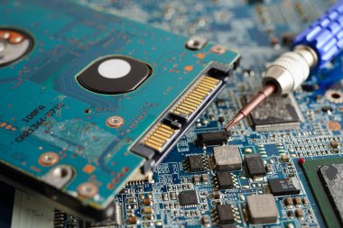 Not defteri, elektronik, bilgisayar donanımı ve teknolojisinin devre ana paneli onarılıyor ve güncelleniyor.