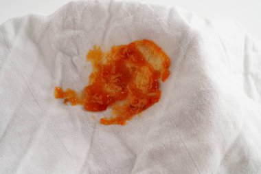 Kirli domates sosu lekesi ya da çamaşır tozu ile yıkamak için ketçap, ev işi..