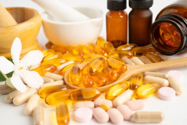 Alternatif ilaç bitkisel organik kapsül E omega 3 vitamini balık yağı, mineral, bitki yapraklı ilaç sağlıklı yaşam için doğal destek.