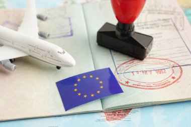 Seyahat için uçak taşıyan AB bayrağı ve pasaportu.