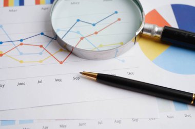 Grafik kağıdındaki büyüteç. Mali kalkınma, Bankacılık Hesabı, İstatistik, Yatırım Analitik Araştırma Veri Ekonomisi.