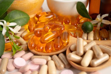 Alternatif ilaç bitkisel organik kapsül E omega 3 vitamini balık yağı, mineral, bitki yapraklı ilaç sağlıklı yaşam için doğal destek.