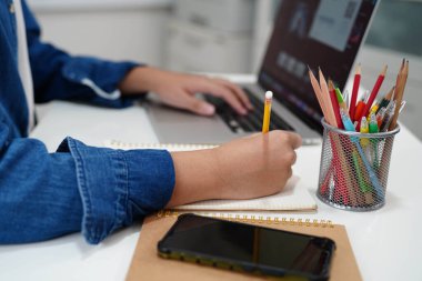 İletişim için tablet, öğrenmek için internet sitesi kullanan gençler.