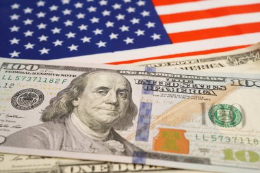 Siyah steteskop, iş ve finans kavramına sahip Birleşik Krallık bayrağı.