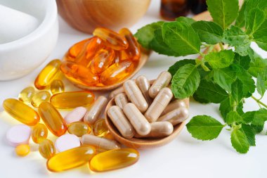 Alternatif ilaç bitkisel organik kapsül E omega 3 vitamini balık yağı, mineral, bitki yapraklı ilaç sağlıklı yaşam için doğal destek.