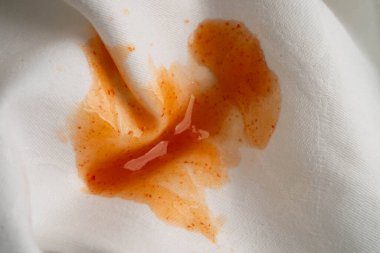 Kirli domates sosu lekesini çıkarmak ya da çamaşır tozuyla yıkamak, ev işlerini temizlemek için bez kazasında ketçap dökmek..