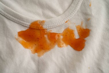 Kirli domates sosu lekesini çıkarmak ya da çamaşır tozuyla yıkamak, ev işlerini temizlemek için bez kazasında ketçap dökmek..